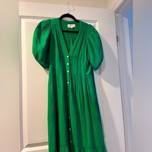 Super flattering puff sleeve green dress button down.